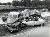 406538 Afbeelding van een verkeersongeval met een vrachtwagen van transportbedrijf D. van Ruler en een Citroën DS in de ...